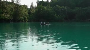 İnsanlar Hırvatistan 'da Plitvice Gölü' nde bir teknede denize açılıyorlar. Hırvatistan 'daki Plitvice Lakes Ulusal Parkı. Yedek Plitvice Gölleri. Hırvatistan 'da Plitvice Göllerinde Şelale.