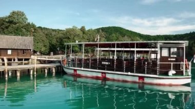 Hırvatistan 'daki Plitvice Lakes Ulusal Parkı. Yedek Plitvice Gölleri. Yüksek miktarda kalsiyum karbonat. Hırvatistan 'daki ulusal park. Şelaleler ve kireçtaşı kanyonuyla birbirine bağlı 16 gölden oluşan bir şelale..
