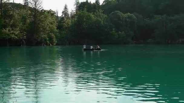 Pessoas Estão Navegando Barco Lago Plitvice Croácia Parque Nacional Dos — Vídeo de Stock