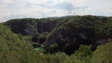 Hırvatistan 'daki Plitvice Lakes Ulusal Parkı. Yedek Plitvice Gölleri. Yüksek miktarda kalsiyum karbonat. Hırvatistan 'daki ulusal park. Şelaleler ve kireçtaşı kanyonuyla birbirine bağlı 16 gölden oluşan bir şelale..