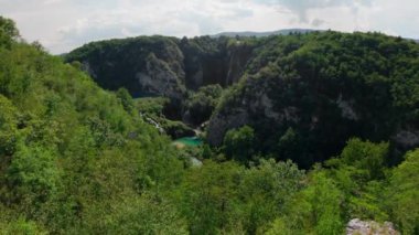 Hırvatistan 'daki Plitvice Lakes Ulusal Parkı. Yedek Plitvice Gölleri. Yüksek miktarda kalsiyum karbonat. Hırvatistan 'daki ulusal park. Şelaleler ve kireçtaşı kanyonuyla birbirine bağlı 16 gölden oluşan bir şelale..