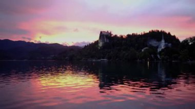Slovenya Gölü 'nde gün batımı. Kanlı Kale ve çevresi. Slovenya Kalesi 'ne gitti. Blajsko Gölü yakınlarındaki 130 metre yüksekliğindeki uçurumun tepesindeki şato.. 