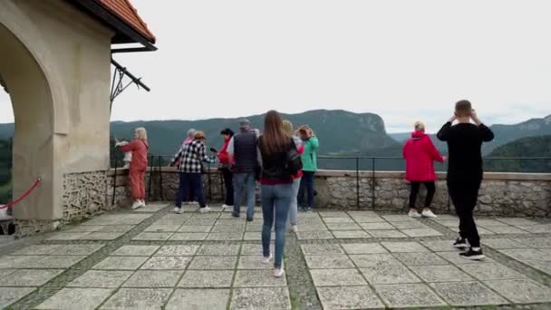 Bled Castle Slovenia Замок Вершині 130 Метрової Скелі Біля Озера — стокове відео