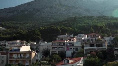 Hırvatistan 'ın Adriyatik kıyısındaki Makarska Riviera kıyısındaki Brela tatil köyü. Hırvatistan 'ın Adriyatik kıyısındaki dağlarda güzel evler.
