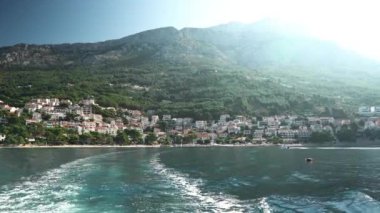 Gemi, Hırvatistan Adriyatik Denizi üzerinde yer alan Brela Croatian. Yacht kasabasındaki Adriyatik Denizi limanındaki rıhtımdan yola çıkıyor. Hırvatistan 'ın Adriyatik kıyısındaki Brela tatil köyü