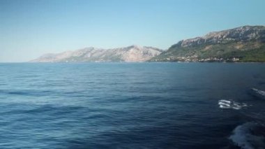 Gemi, Hırvatistan Adriyatik Denizi üzerinde yer alan Brela Croatian. Yacht kasabasındaki Adriyatik Denizi limanındaki rıhtımdan yola çıkıyor. Hırvatistan 'ın Adriyatik kıyısındaki Brela tatil köyü
