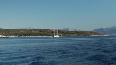 Hırvatistan 'ın yakınlarındaki Pakistan Adaları' na tekne gezileri. Hırvatistan adaları. İnsanlar Adriyatik Denizi 'nde bir tekneye biniyor.