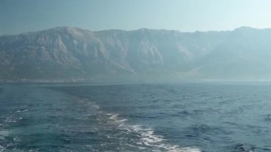 Gemi, Hırvatistan Adriyatik Denizi üzerinde yer alan Brela Croatian. Yacht kasabasındaki Adriyatik Denizi limanındaki rıhtımdan yola çıkıyor. Hırvatistan 'ın Adriyatik kıyısındaki Brela tatil köyü