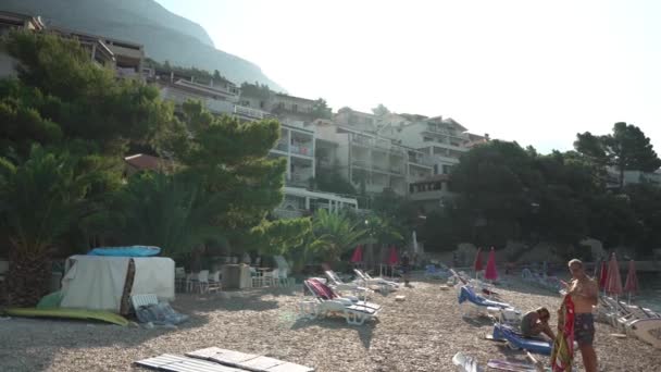 Pláž Letovisku Brela Chorvatsko Turisté Relaxují Oblázkové Pláži Brela Resort — Stock video