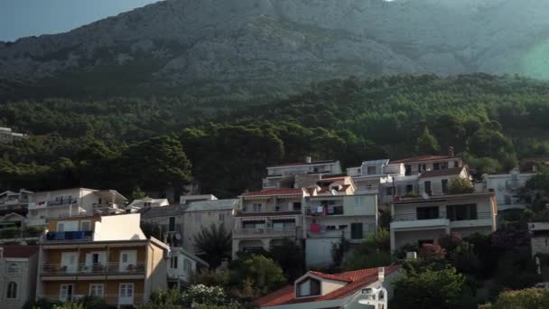 位于克罗地亚亚得里亚海沿岸Makarska Riviera的度假村Brela 克罗地亚亚得里亚海沿岸山上美丽的房屋 — 图库视频影像