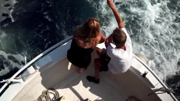 Ein Junges Paar Bewundert Die Insel Vom Deck Eines Schiffes — Stockvideo