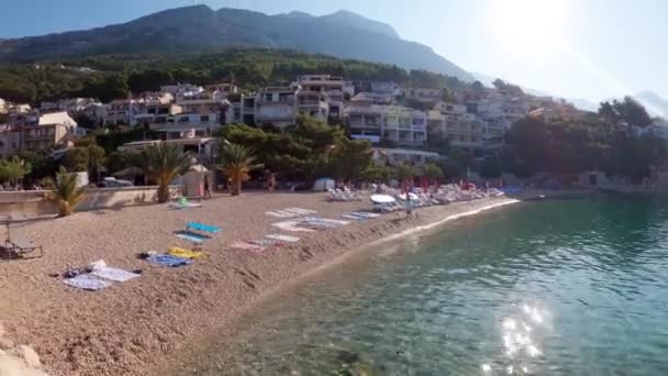 Strand Adriatische Badplaats Brela Kroatië Toeristen Ontspannen Het Kiezelstrand Van — Stockvideo