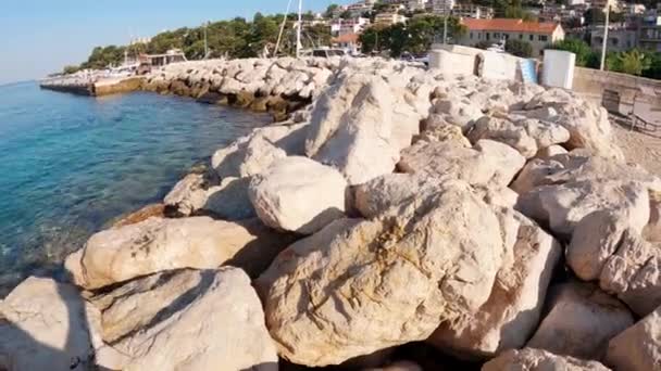 Pláž Letovisku Brela Chorvatsko Turisté Relaxují Oblázkové Pláži Brela Resort — Stock video