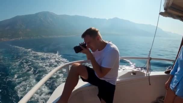 Een Man Fotografeert Zeegezichten Van Een Eiland Adriatische Zee Het — Stockvideo