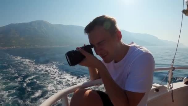 Ragazzo Fotografa Paesaggi Marini Isola Nel Mare Adriatico Sul Ponte — Video Stock