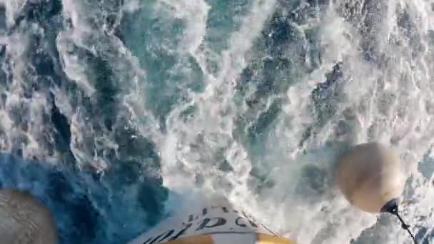 Loď Pluje Mola Přístavu Jaderského Moře Obci Brela Chorvatsko Jachta — Stock video
