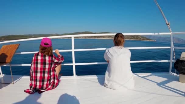 Mädchen Bewundern Die Insel Vom Deck Eines Schiffes Der Adria — Stockvideo