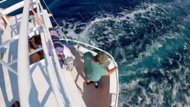 Paseos Barco Las Cercanas Islas Paklin Croacia Gente Está Navegando — Vídeo de stock