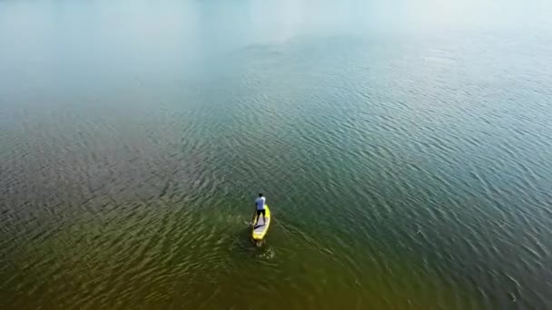 Вид Дрон Молодого Хлопця Який Веслує Дошці Суп Прекрасному Озері — стокове відео