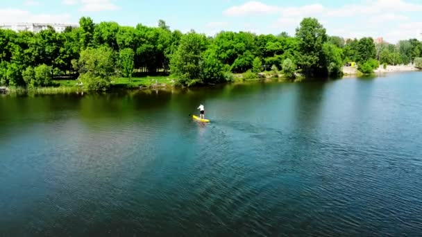 Vista Drone Jovem Remar Uma Placa Sup Belo Lago Norte — Vídeo de Stock