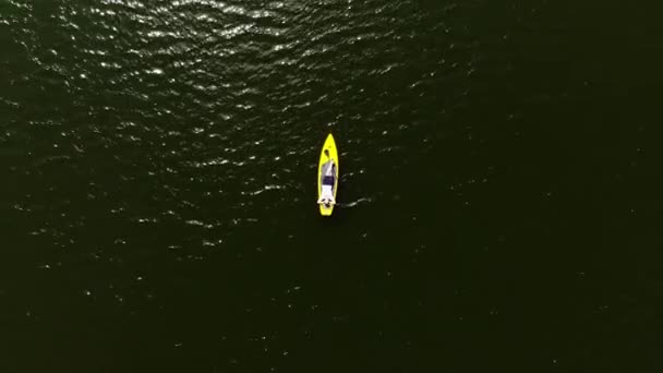Drohnenbild Eines Jungen Mannes Der Auf Einem Schönen See Nordeuropa — Stockvideo