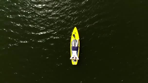 Vista Drone Jovem Remar Uma Placa Sup Belo Lago Norte — Vídeo de Stock
