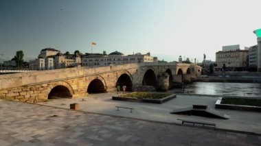 15. yüzyıldan kalma taş bir köprü, Vardar Nehri 'nin kuzey kıyısındaki Osmanlı Eski Arya Çarşısı' nı günümüz Makedonya Meydanı 'na bağlıyor. Kuzey Makedonya