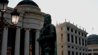 Kuzey Makedonya Cumhuriyeti Arkeoloji Müzesi. Sanat Köprüsü, Üsküp 'ün merkezindeki Vardar Nehri üzerindeki yaya köprüsü.