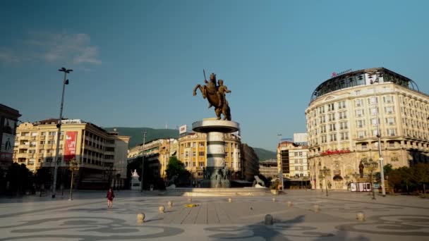 Μνημείο Πολεμιστή Στο Άλογο Στην Πρωτεύουσα Της Βόρειας Μακεδονίας Πλατεία — Αρχείο Βίντεο