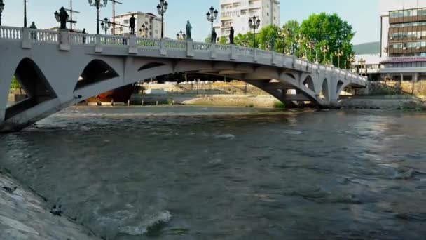 Puente Las Artes Puente Peatonal Sobre Río Vardar Centro Skopje — Vídeos de Stock
