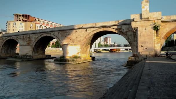 Puente Piedra Del Siglo Conecta Bazar Otomano Old Arija Orilla — Vídeos de Stock