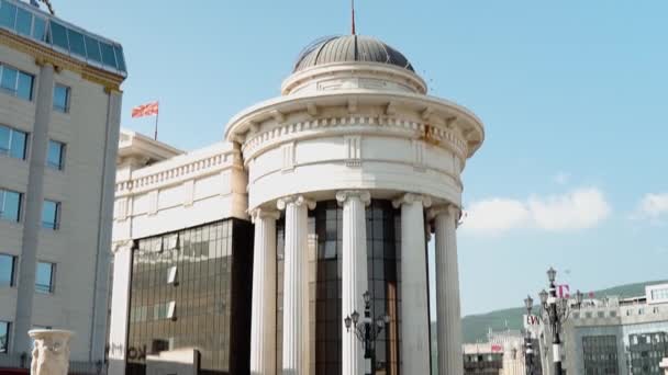 Familie Tânără Cărucior Pentru Copii Plimbă Prin Centrul Orașului Skopje — Videoclip de stoc