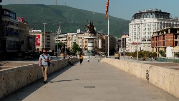 Μνημείο Πολεμιστή Στο Άλογο Στην Πρωτεύουσα Της Βόρειας Μακεδονίας Πλατεία — Αρχείο Βίντεο