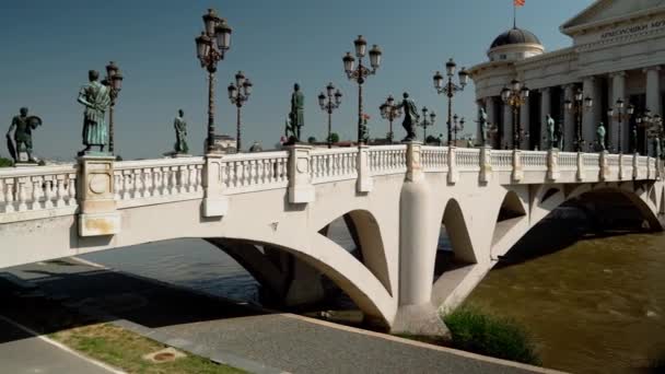 Мост Искусств Является Пешеходным Мостом Через Реку Вардар Центре Скопье — стоковое видео