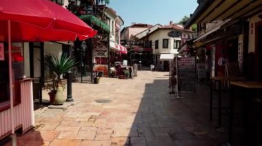 Üsküp 'teki Kuzey Makedonya' da eski bir pazar. İstanbul dışındaki Balkanlar 'ın en büyük pazarı Üsküp' te bulunuyor. Osmanlı döneminden kalma alçak binalar.