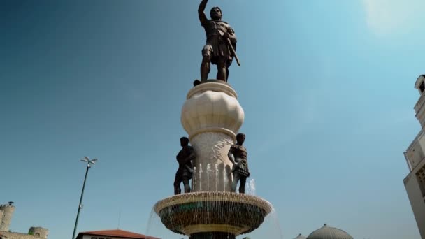 スコピエのフィリップ2世広場 マケドニアのフィリップ2世の像を持つ大きな噴水 スコピエの噴水の上にマケドニアのフィリップ2世像 — ストック動画