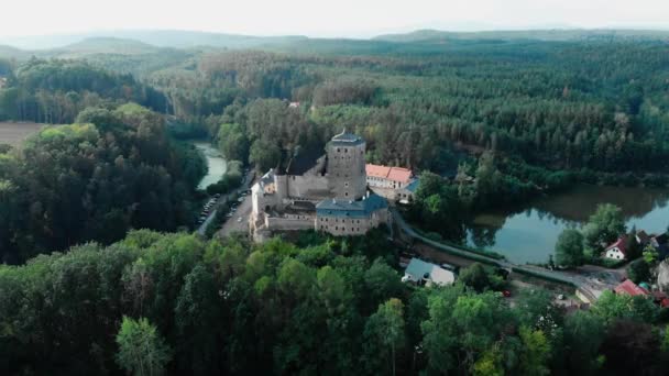 コストコ要塞のドローンビュー 中世のチェコの城は 中央ボヘミア地域との国境近くのチェコの楽園保護区に位置しています — ストック動画