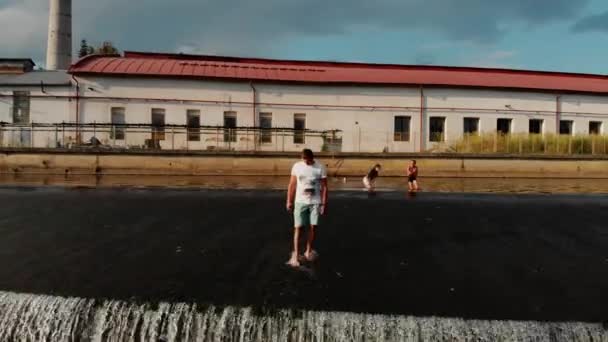 Drohnenbild Von Zwei Jungen Männern Die Einem Damm Fluss Jizer — Stockvideo