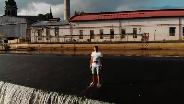 체코의 Jizer 강에서 젊은이의 드론보기 리베레츠 지역의 Semilsky 지역에있는 — 비디오