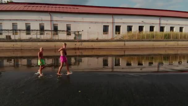 Drohnenbild Von Zwei Jungen Männern Die Einem Damm Fluss Jizer — Stockvideo