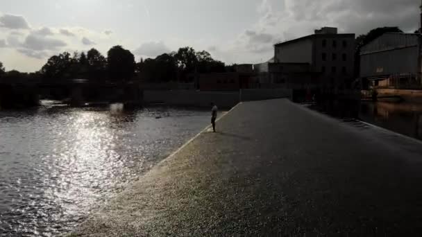 Вид Беспилотника Двух Молодых Парней Идущих Вдоль Плотины Реке Йизер — стоковое видео