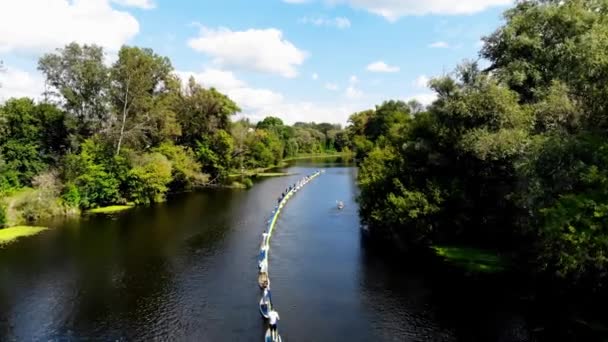 Drone Weergave Van Mensen Paddleboards Met Een Enorme Oekraïense Vlag — Stockvideo