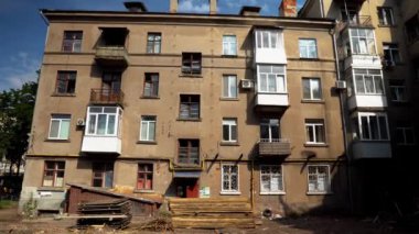 Sumy, Ukrayna 'da bir Rus kamikaze uçağı tarafından yıkılan bir yerleşim yeri. Bir askeri İHA, Shahed, Ukrayna 'daki bir yerleşim yerini vurdu. Harap olmuş ev..