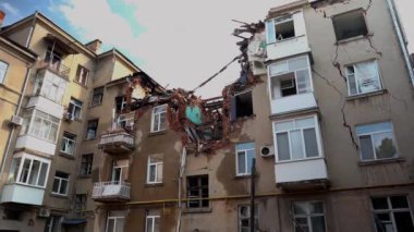 Sumy, Ukrayna 'da bir Rus kamikaze uçağı tarafından yıkılan bir yerleşim yeri. Bir askeri İHA, Shahed, Ukrayna 'daki bir yerleşim yerini vurdu. Harap olmuş ev..