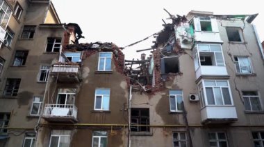 Sumy, Ukrayna 'da bir Rus kamikaze uçağı tarafından yıkılan bir yerleşim yeri. Bir askeri İHA, Shahed, Ukrayna 'daki bir yerleşim yerini vurdu. Harap olmuş ev..