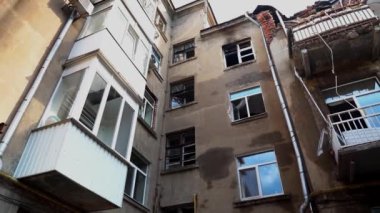 Sumy, Ukrayna 'da bir Rus kamikaze uçağı tarafından yıkılan bir yerleşim yeri. Bir askeri İHA, Shahed, Ukrayna 'daki bir yerleşim yerini vurdu. Harap olmuş ev..