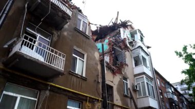 Sumy, Ukrayna 'da bir Rus kamikaze uçağı tarafından yıkılan bir yerleşim yeri. Bir askeri İHA, Shahed, Ukrayna 'daki bir yerleşim yerini vurdu. Harap olmuş ev..