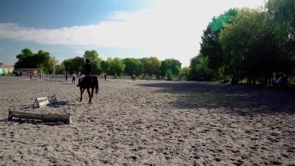 Zawody Jeździeckie Północnej Europie Młode Dziewczyny Rywalizują Sportach Jeździeckich Konkursy — Wideo stockowe