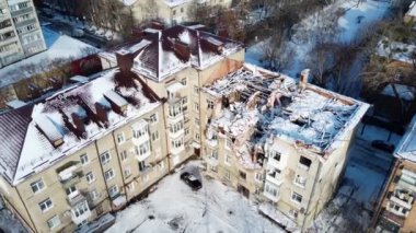Sumy, Ukrayna 'daki bir Rus kamikaze uçağı tarafından yıkılan bir evin insansız hava aracı görüntüsü. Shahed askeri uçağı Ukrayna 'da bir yerleşim yerine çarptı. Harap olmuş ev..