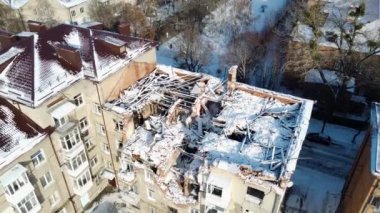 Sumy, Ukrayna 'daki bir Rus kamikaze uçağı tarafından yıkılan bir evin insansız hava aracı görüntüsü. Shahed askeri uçağı Ukrayna 'da bir yerleşim yerine çarptı. Harap olmuş ev..